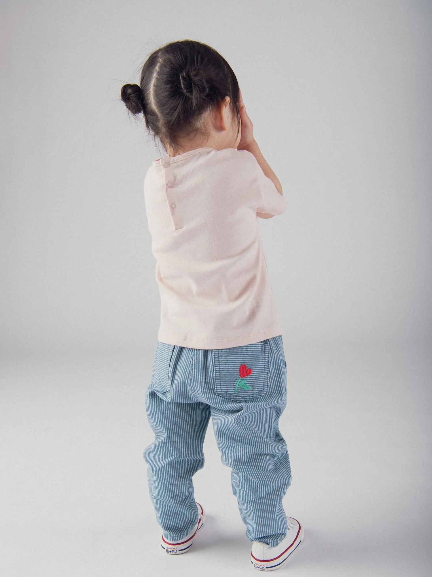Pantaloni a Righe in Denim con Ricami di Fiori per Bambina - Image 7