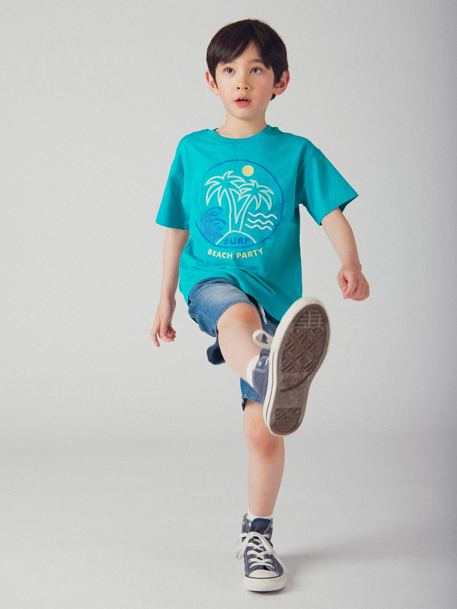 T-shirt blu turchese con animazione in spiaggia per bambino - Image 2