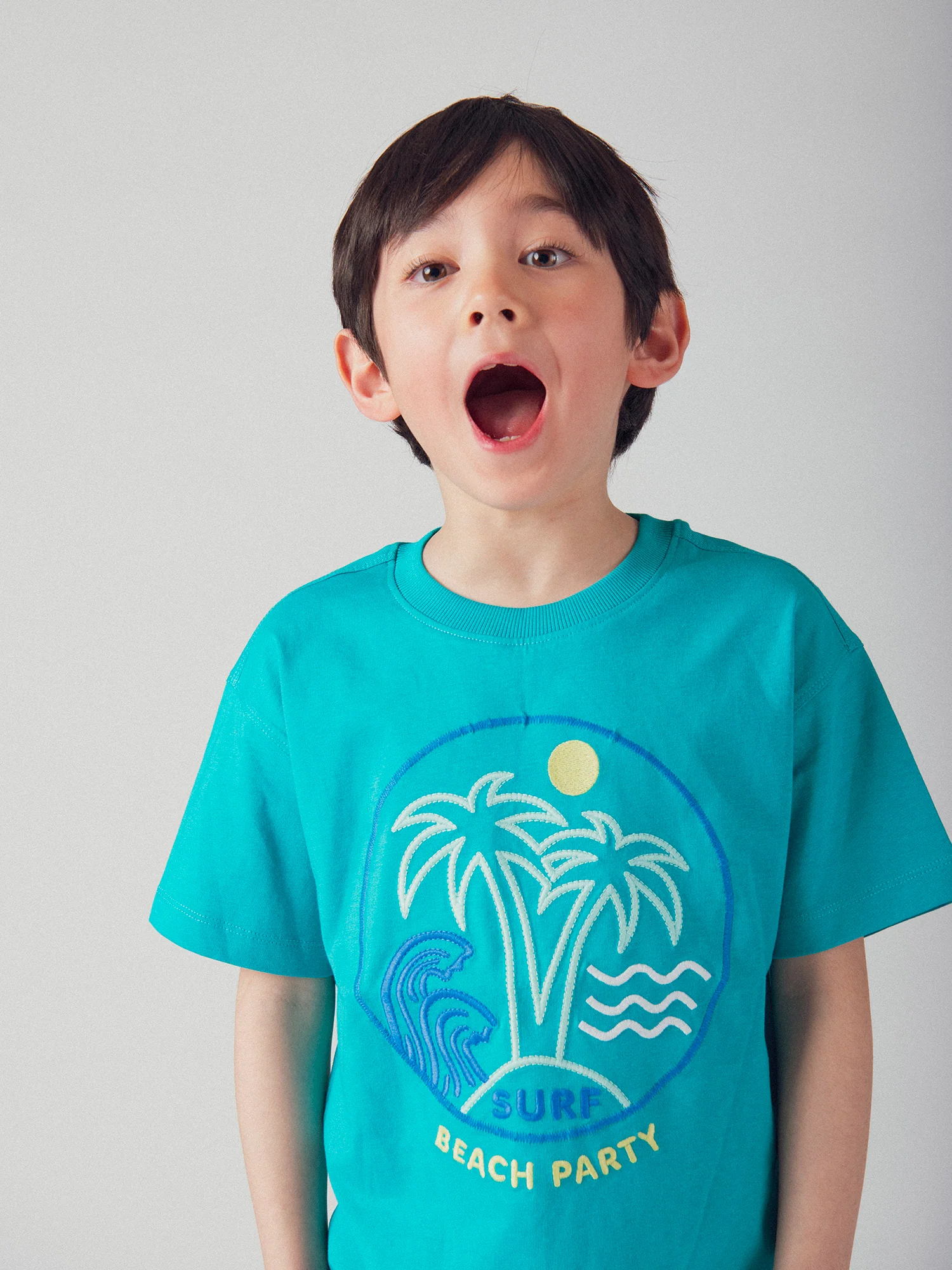 T-shirt blu turchese con animazione in spiaggia per bambino - Image 3