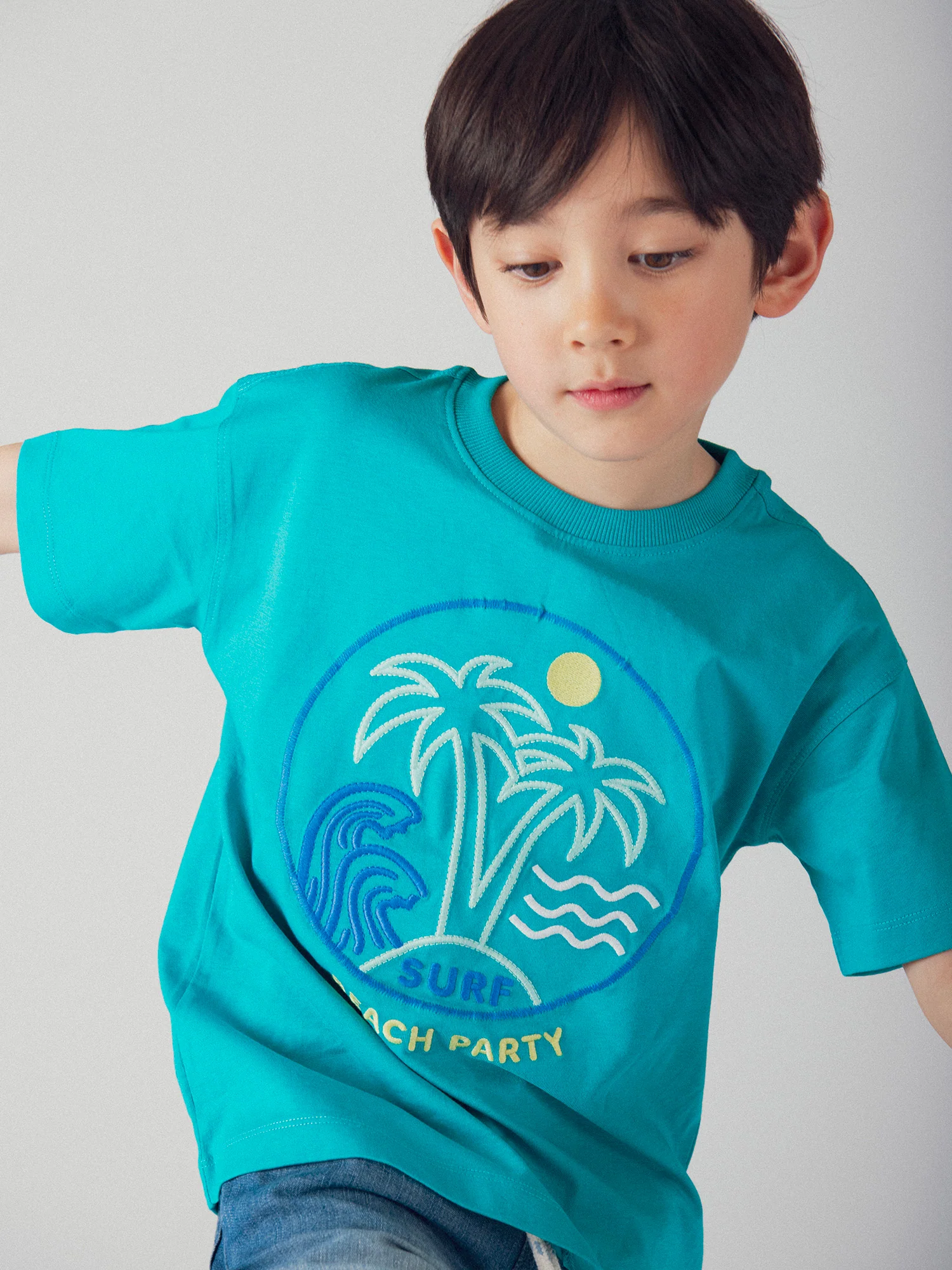 T-shirt blu turchese con animazione in spiaggia per bambino - Image 4
