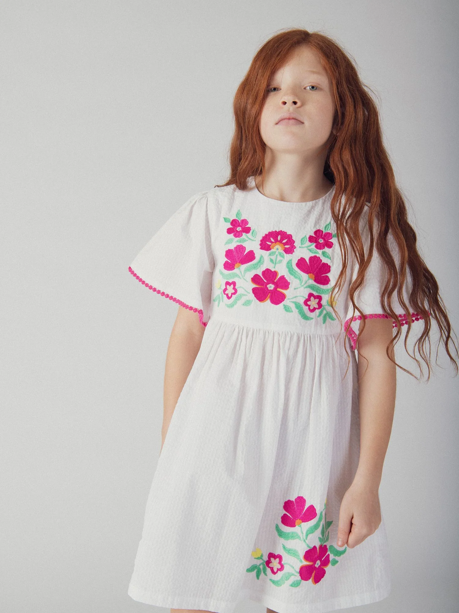 Vestito bianco con ricami floreali per ragazze - Image 3